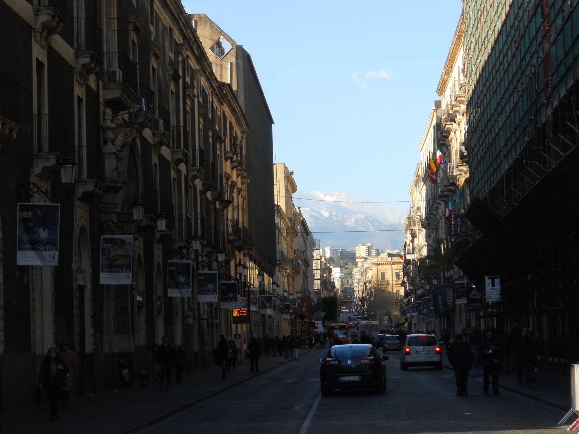 Catania Crossing B&B - Rooms & Comforts Bagian luar foto